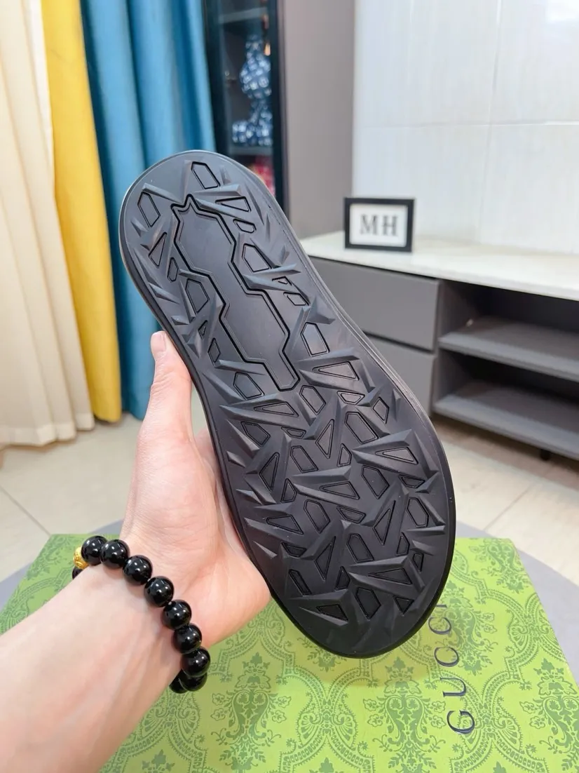 Men's shoes 💰260🌹🌹 (gucci-Gucci) New men's slippers, high-end boutique, made of cowhide, with exquisite embossed logo decoration on the upper, fine workmanship, super soft soles, casual, loose and comfortable, a must-have in summer! \nsize：38-44